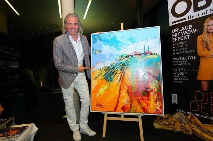 Künstler VOKA präsentierte exklusiv sein von der Südsteiermark inspiriertes, neuestes Kunstwerk. Dieses Werk dient als Start einer einzigartigen Kunst-Serie, die das Magazin in jeder Ausgabe begleiten wird.
