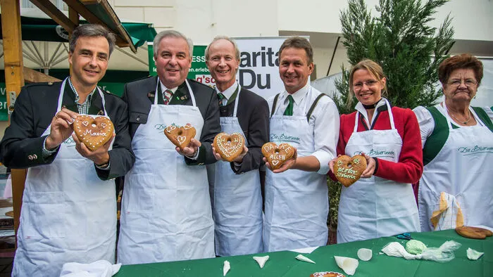 Bürgermeister Siegfried Nagl, LH Hermann Schützenhöfer, Günther Puchtler (Grawe Vorstandsdirektor), Franz Titschenbacher (Landwirtschaftskammer-Präsident) und Beatrix Karl (Exministerin) präsentieren ihre Lebkuchen-Kreationen.