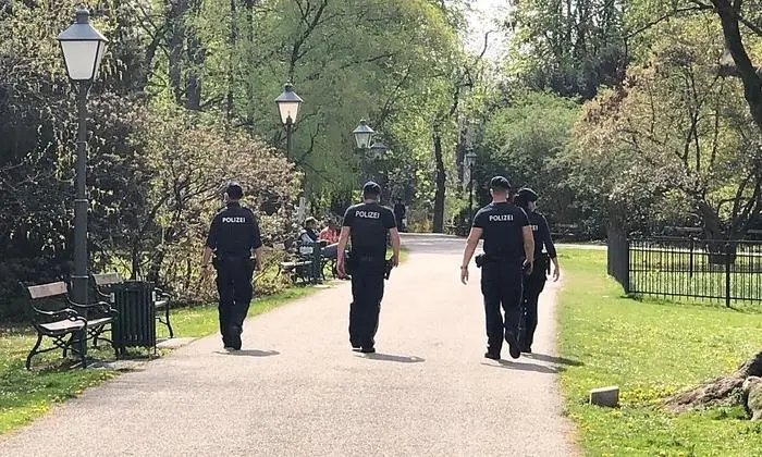 Polizei kontrolliert - mit Sicherheitsabstand