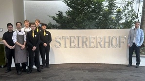Schüler mit Christoph Wappel beim Hotel „Der Steirerhof“ in Bad Waltersdorf