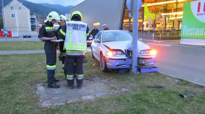 Am Dienstag, dem 30. April, um 19:54 Uhr wurden die Freiwillige Feuerwehr Leoben-Stadt und die Freiwillige Feuerwehr Leoben-Göss zu einem Verkehrsunfall in der Zeltenschlagstraße alarmiert.