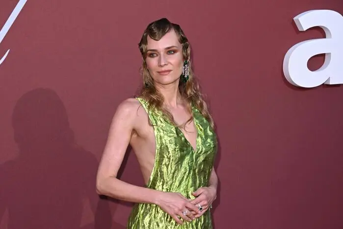 Gewellt sind bei Schauspielerin Diane Kruger sowohl Haare als auch Prada-Kleid