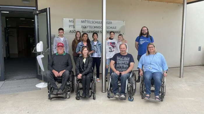 Die Behindertenselbsthilfegruppe besuchte die Schülerinnen und Schüler der vierten Klasse der NMS Rieger.