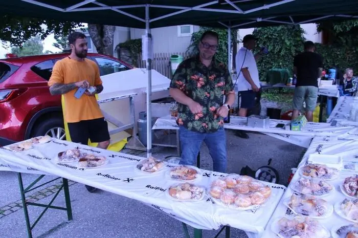 Zuvor gab es einen Dämmerschoppen, bei dem auch kulinarische Köstlichkeiten aufgewartet wurden.