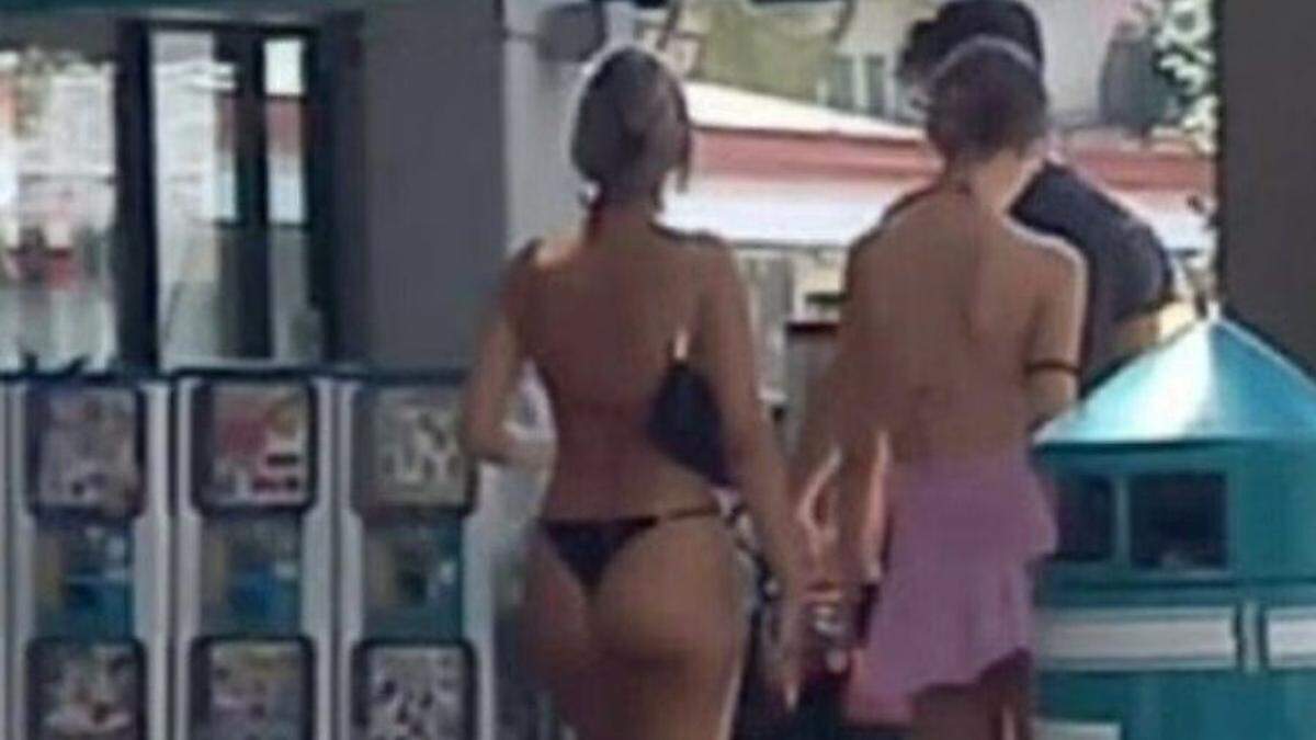 Geschäftsleute in Jesolo ärgern sich über Touristen, die nicht daran denken, sich etwas mehr als nur Badebekleidung anzuziehen, wenn sie den Strand verlassen