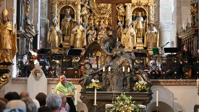 Dechant Kann. MSGR. Mag. Gerhard Christpoh Kalidz bei der Predigt.