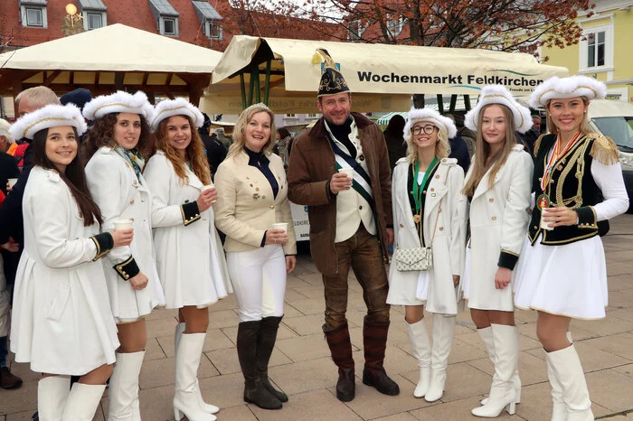 Fas FFK- Faschingsprinzenpaar Christian und Elisabeth Sommer und der Faschingsgarde.