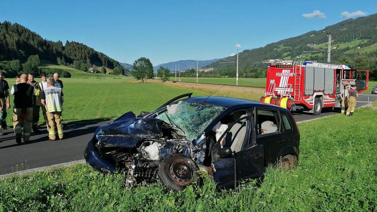 Eine Pkw-Lenkerin ist auf einem unbeschrankten Bahnübergang in Schladming tödlich verunglückt. Die FF Schladming war zur Stelle