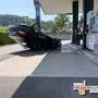 Auf dieser Diskont-Tankstelle kam das Auto letztendlich am Dach zum Liegen