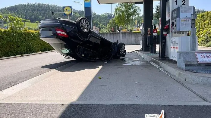 Auf dieser Diskont-Tankstelle kam das Auto letztendlich am Dach zum Liegen