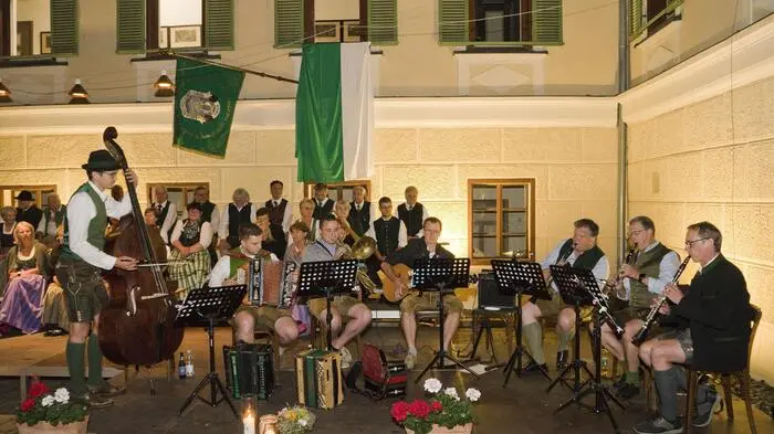 Am 6. Juli fand im idyllischen Schlosshof Wasserberg in Gaal das Volksmusikfest „Miteinand g’sungan“ statt. 
