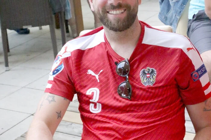 Übrigens: Mit dem Einzug in das EURO-Achtelfinale hat sich das Team schon Geschichte geschrieben.