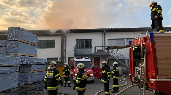 Rund 100 Feuerwehrleute von Wehren rund um Preding nahmen den Kampf mit den Flammen auf und verhinderten ein Übergreifen des Brandes auf die Halle. Klicken Sie sich durch die Bilder.