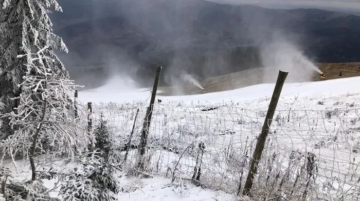 Seit dem Wochenende wird auf dem Berg beschneit