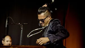 Raphal Wressnig lässt die Orgel von der Leine.