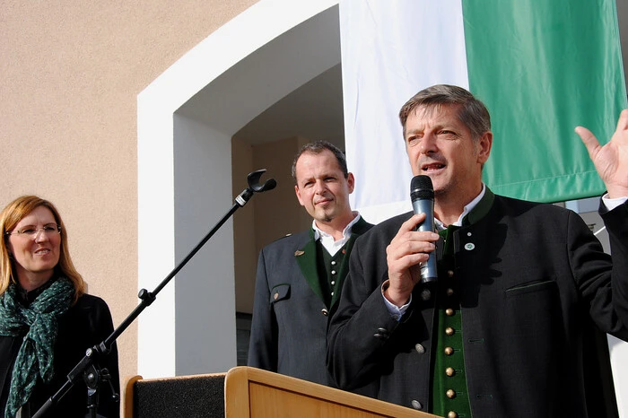 Bürgermeister Tatzl – mit ihm waren auch seine Stellvertreter Gerhard Rohrer und Harald Schögler, Gemeindekassier Georg Pock und die weiteren Gemeinderäte gekommen – blickte auf die Zeit seit der Gemeindefusionierung zurück. 