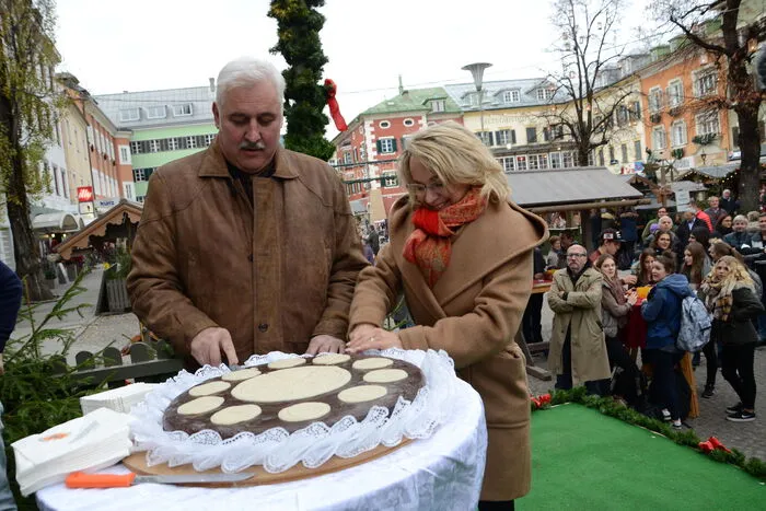 Die Original Lienzer-Lebzelt-Geburtstagstorte wurde von Bürgermeisterin Elisabeth Blanik und Vizebürgermeister Kurt Steiner angeschnitten