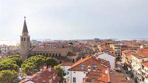 Die Altstadt von Grado  bezaubert nicht nur mit ihrem Flair, sondern auch mit zahlreichen antiken  Sehenswürdigkeiten, die die eindrucksvolle Geschichte der Stadt erzählen 