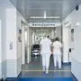 Notaufnahme Eingang Krankenhaus mit Krankenschwester in Bewegungsunschärfe auf dem Flur 