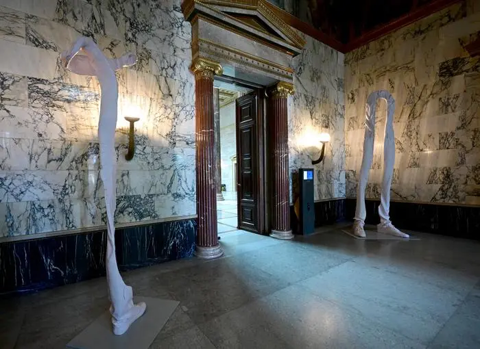 ABD0101_20241024 - WIEN - ÖSTERREICH: ZU APA0270 VOM 24.10.2024 - Zwei Skulpturen (Kostenpunkt 120.000 Euro pro Stück) des österreichischen Künstlers Erwin Wurm, aufgenommen am Donnerstag, 24. Oktober 2024, im Parlament in Wien. - FOTO: APA/ROLAND SCHLAGER