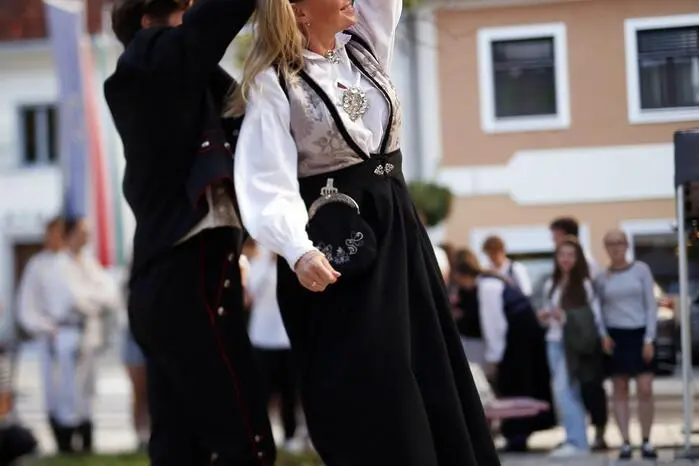 Die Vorführung der Gäste aus Norwegen bestand aus einem Kreistanz mit mittelalterlichen Wurzeln. 