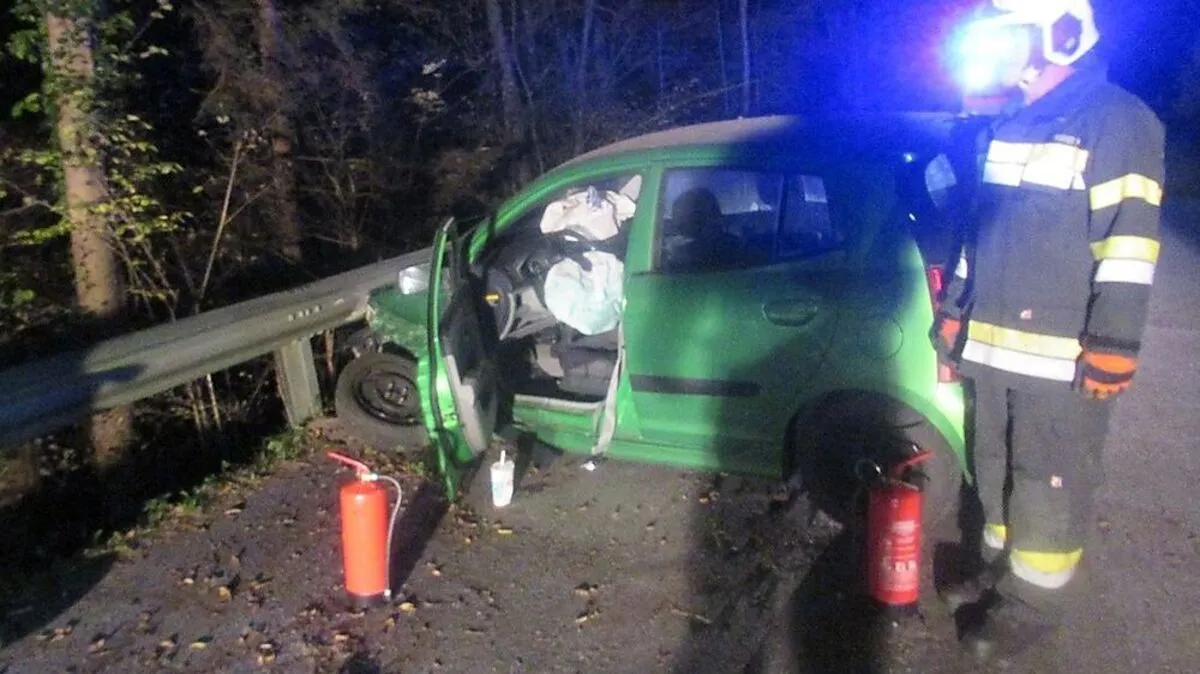 Im Teigitschgraben krachte Sonntagabend ein Pkw in die Leitschiene