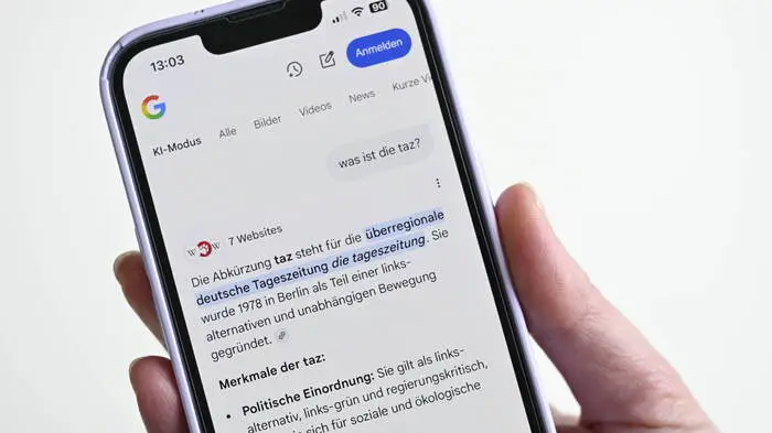 „Übersicht mit KI“: Google KI-Modus auf einem Smartphone 