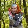 Eine Frau im Alien-Kostüm mit orangen Haaren