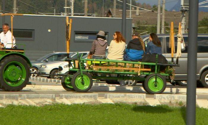 Mit drei Damen wurden nahezu fürstlich mit dem Traktor abgeholt