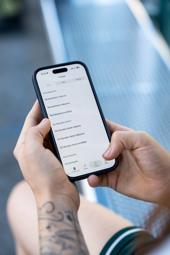 Über die GrazMobil-App können unterschiedlichste Tickets bargeldlos gekauft werden: u. a. Stunden-, 24-Stunden-, Wochen- und Monatskarten oder auch das Top-Ticket für Schüler:innen