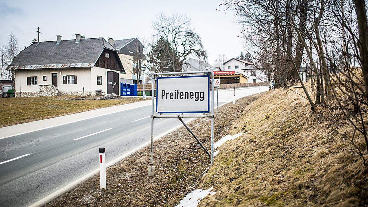 In Preitenegg wurden in der Nacht auf Sonntag Straßenleiteinrichtungen herausgerissen und beschädigt