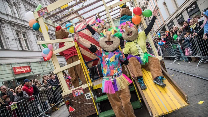 Der Faschingsumzug der Kleinen Zeitung war wieder ein Feuerwerk der Fantasie. Wagen, Gruppen und Einzelpersonen entlockten den tausenden Besuchern Lächeln, Applaus, Ahs und Ohs.
