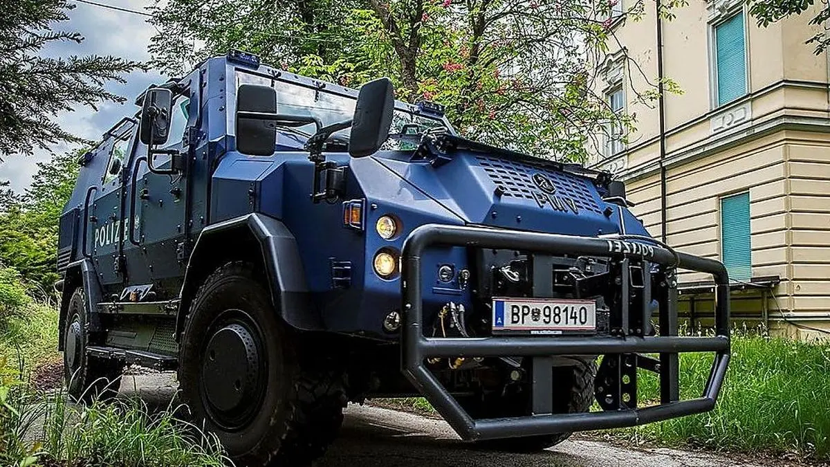 Ein gepanzertes Einsatzfahrzeug „Survivor“ des EKO Cobra