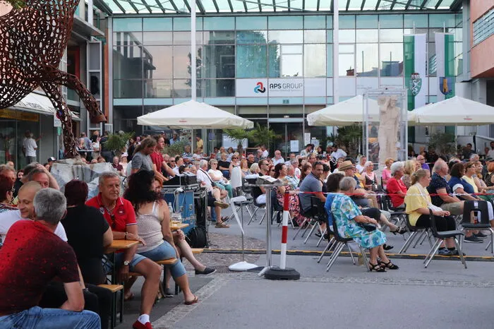 Mit Hits aus unserem südlichen Nachbarland sorgten die Musiker in der Lipizzanerstadt für mediterrane Klänge und beste Stimmung unter freiem Himmel.