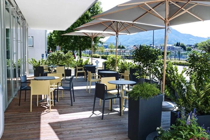 Es ist ein unkompliziertes 3-Sterne-Stadthotel, dessen innovatives Energiekonzept vorsieht, mehr Energie zu erzeugen als zu verbrauchen. Der Preis pro Suite für maximal vier Personen, beträgt für eine Nacht je nach Größe zwischen 69 und 89 Euro.