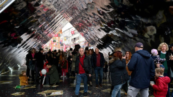 Auf der Hauptstraße "Korzo" waren schon tagsüber Kunstinstallationen zu bestaunen.