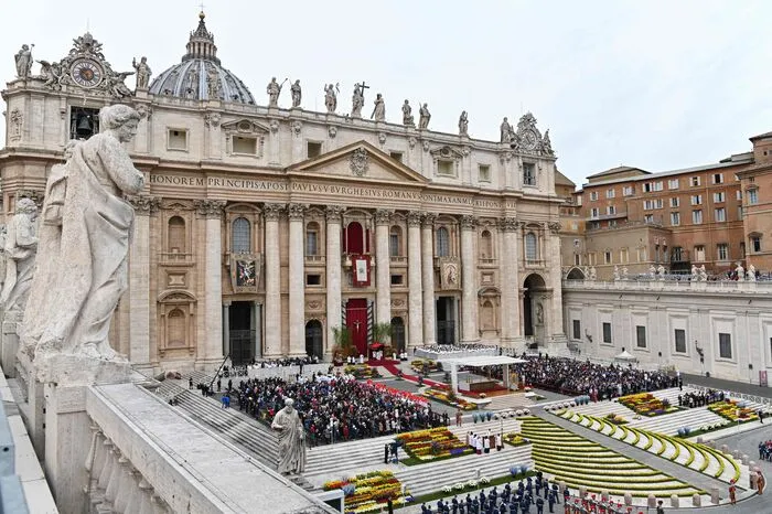 Der Pontifex erreichte den Petersplatz, auf dem sich schon seit dem frühen Morgen eine riesige Menschenmenge versammelt hatte, und grüßte die Pilger.  