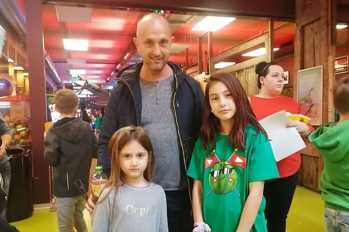 Nora (10) mag am liebsten die Serie Minecraft-Dieb von Chaosflo44. "Da muss er einen bösen Nachbar besiegen und wird aber von einem anderen beschützt", erklärt sie. Schwester Lomira (6) kennt Chaosflo44 gar nicht, wollte aber trotzdem gerne mit. Und Papa Peter (46) wäre heute am liebsten ganz wo anders: "Eigentlich wollten wir heute nach Ungarn fahren. Aber was tut man nicht alles für seine Töchter", schmunzelt er.