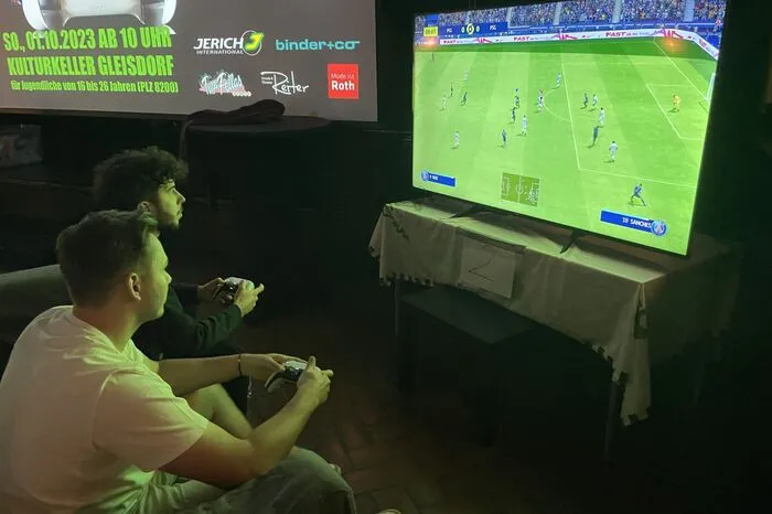 FIFA ist ein Computer-Fußballspiel, bei dem die Teilnehmer mit Taktik und digitaler Fitness die Gegner überlisten wollen.