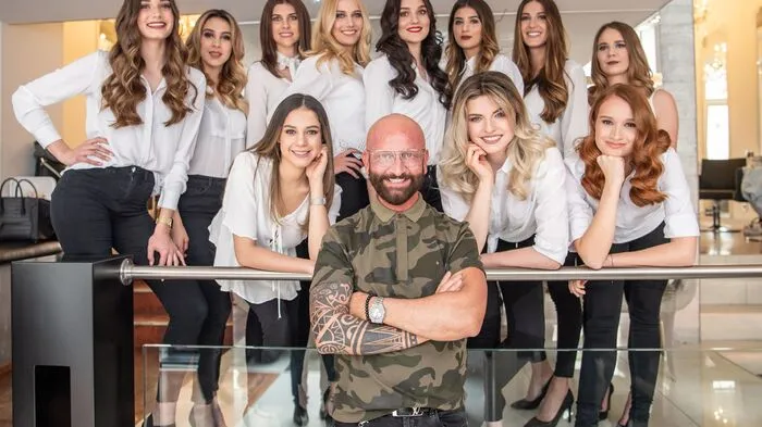 Friseur Dieter Ferschinger und die elf Finalistinnen ...