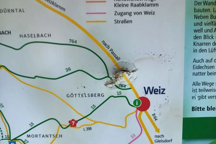 Dieses Mal wurde jedoch neben den Pickerl eine weitere Sachbeschädigung betrieben: Vermutlich mit einem Stein wurde diese Tafel beschädigt.
