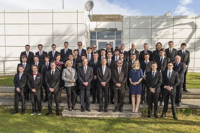 Die Klasse 10AHMBA mit ihren 22 Maturanten: Mit einem ausgezeichneten Erfolg maturierten: Lukas Brand, Andreas Gruber, Alexander Hackl, Bernhard Hansemann, Fabian Krainberger, Stefan Pfundner und Daniel Rabel. Guter Erfolg: Mathias Gsell, David Heidinger, Michael Holler, Andreas Nebel und Thomas Triebl. 