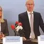  Landesamtsdirektor Ronald Reiter und Brigitte Novosel vom Koordinationsstab 
