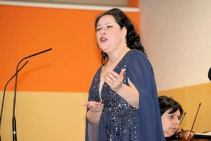 unterstützt von der bekannten Sopranistin Anita Vozsech mit ihrer fantastischen und ausdrucksstarken Stimme.