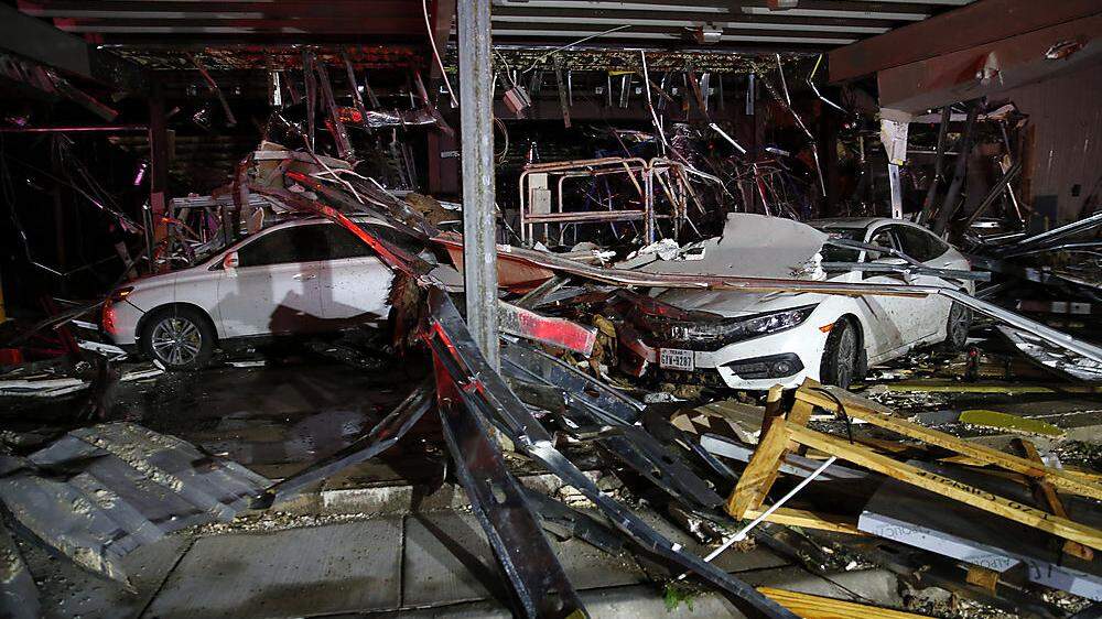 Zerstörung in einem Autohaus in Canton in Texas, nachdem der Tornado die Wände niedergerissen hatte