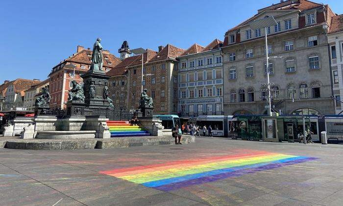 Am CSD wurden in Graz Regenbogenfahnen auf den Hauptplatz und den Schloßbergplatz gemalt