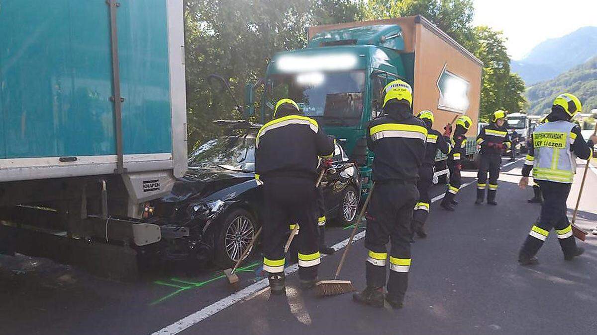 Die ineinander verkeilten Fahrzeuge auf der B 320