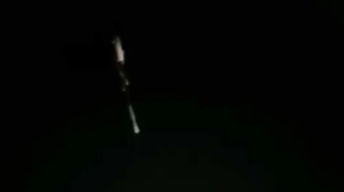 Die Polizei veröffentliche auf Twitter ein Video vom Feuerball sowie einen Anruf von einem besorgten Augenzeugen