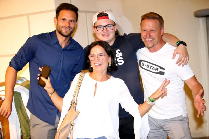 Aus ganz Kärnten und darüber hinaus kamen am Samstagabend die Fans angereist, um mit dem sympathischen Hitparadenstürmer im Schloss abzufeiern. 