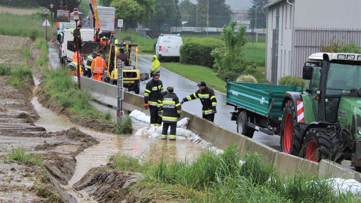 Durch den andauernden Starkregen kam es bereits zu neuerlichen Wasseraustritten von Äckern